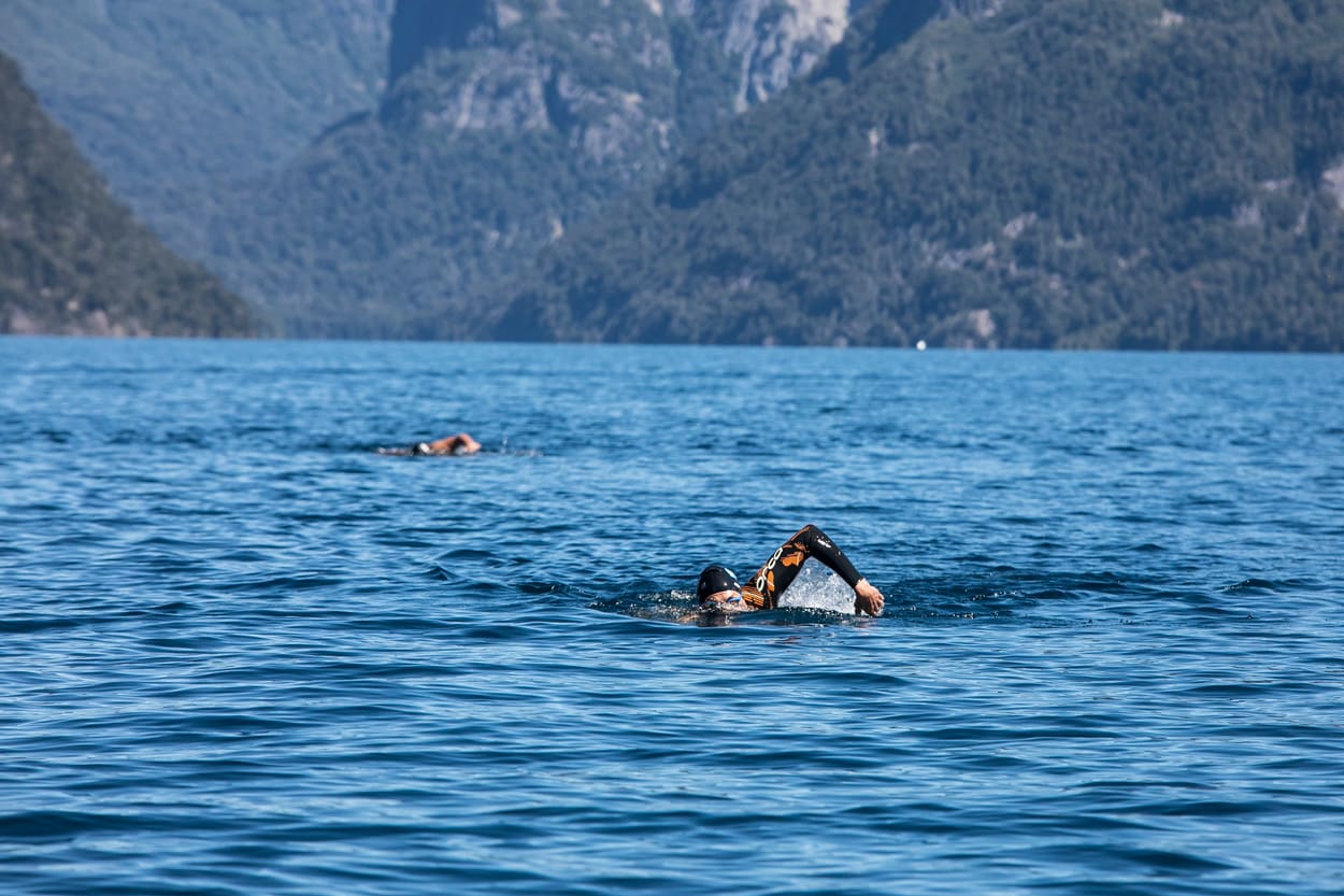 Cruce del lago Nahuel Huapi con la costa de Bariloche de fondo
