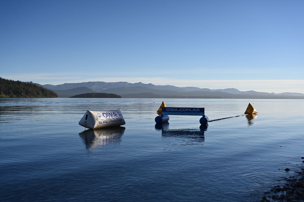 Boyas de largada al amanecer sobre el lago Nahuel Huapi